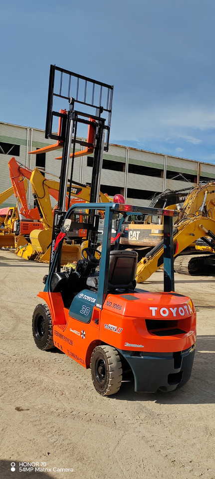 TOYOTA FD30 - Forklift: picture 1 TOYOTA FD30 - Forklift: picture 1