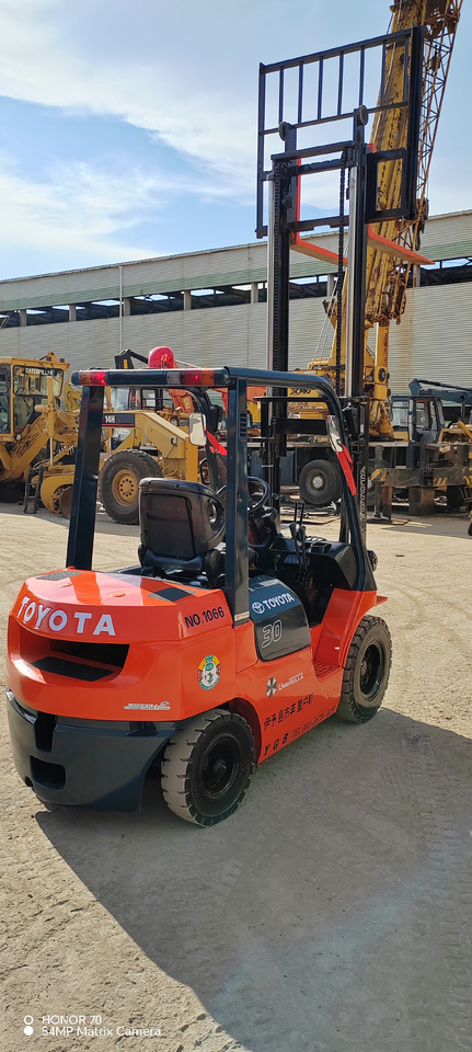 TOYOTA FD30 - Forklift: picture 3 TOYOTA FD30 - Forklift: picture 3