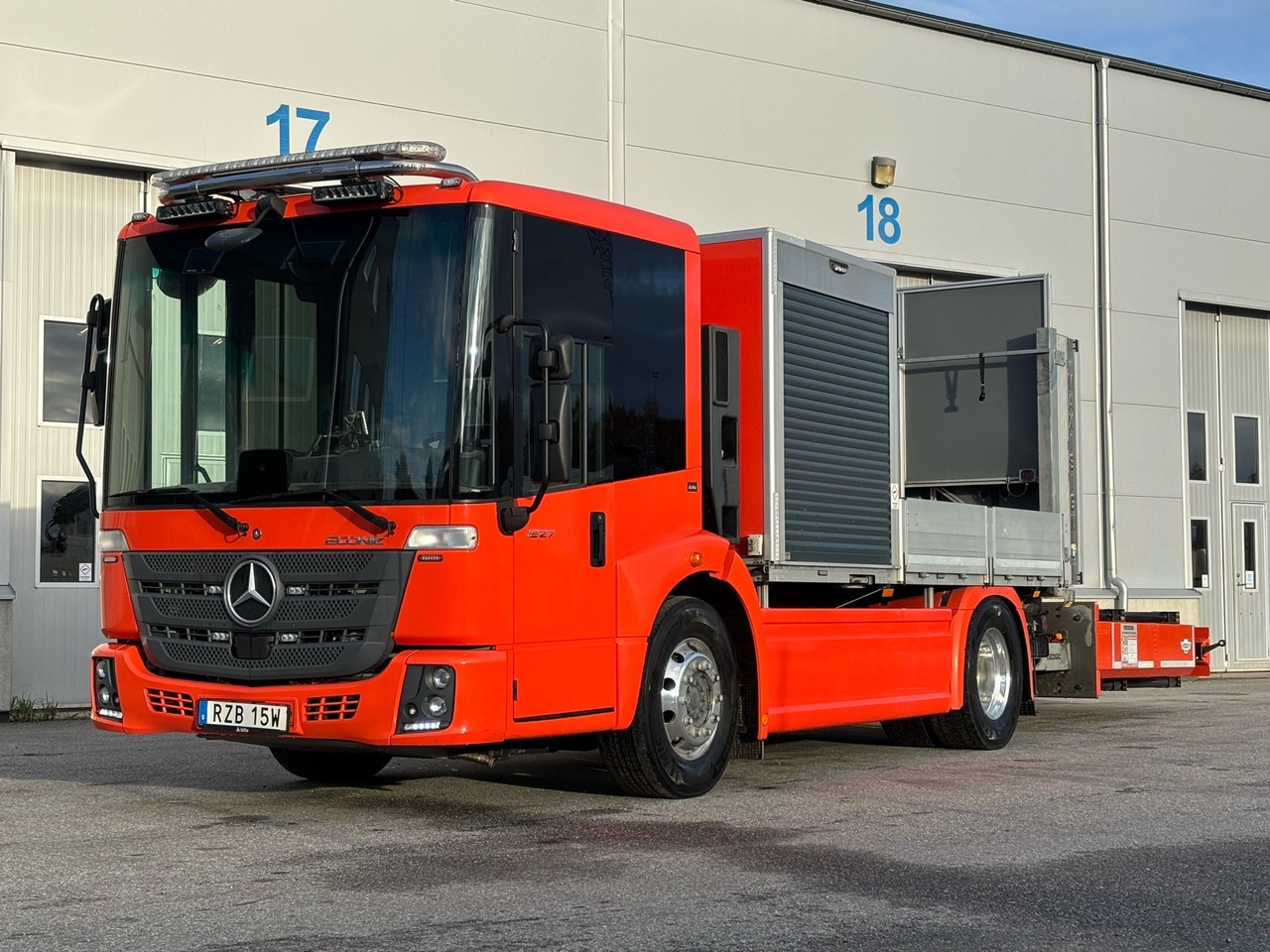 TMA-bil Mercedes-Benz Econic 1827 4x2 -2021 | Hiab-kran - Dropside/ Flatbed truck, Crane truck: picture 1 TMA-bil Mercedes-Benz Econic 1827 4x2 -2021 | Hiab-kran - Dropside/ Flatbed truck, Crane truck: picture 1