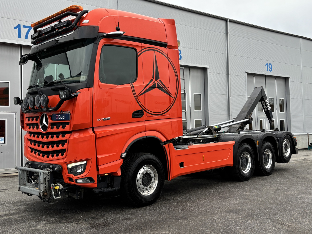 Tridemväxlare Mercedes-Benz Arocs 3758 -2023 | JOAB L24 | Plogutrustad - Hook lift truck: picture 1 Tridemväxlare Mercedes-Benz Arocs 3758 -2023 | JOAB L24 | Plogutrustad - Hook lift truck: picture 1