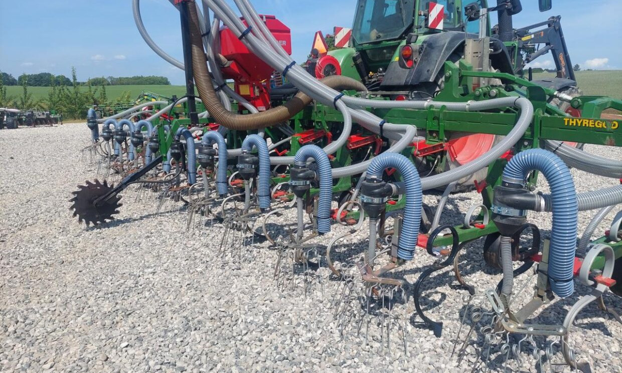 Thyregod TRV 12 med frø-/gødning-udstyr - Agricultural machinery: picture 1 Thyregod TRV 12 med frø-/gødning-udstyr - Agricultural machinery: picture 1