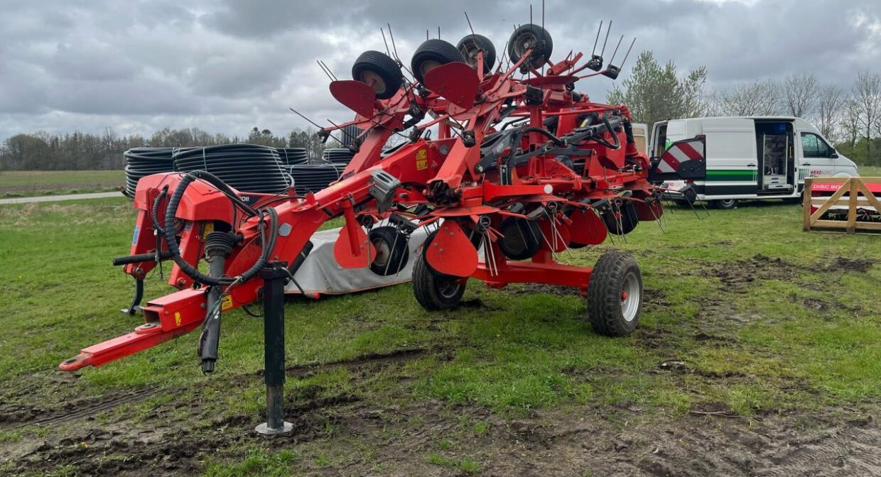 Kuhn 13M SPREDER - Tedder/ Rake: picture 3 Kuhn 13M SPREDER - Tedder/ Rake: picture 3