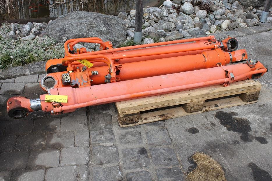 Fiat-Hitachi EX 165 - Hydraulic cylinder for Construction machinery: picture 1 Fiat-Hitachi EX 165 - Hydraulic cylinder for Construction machinery: picture 1