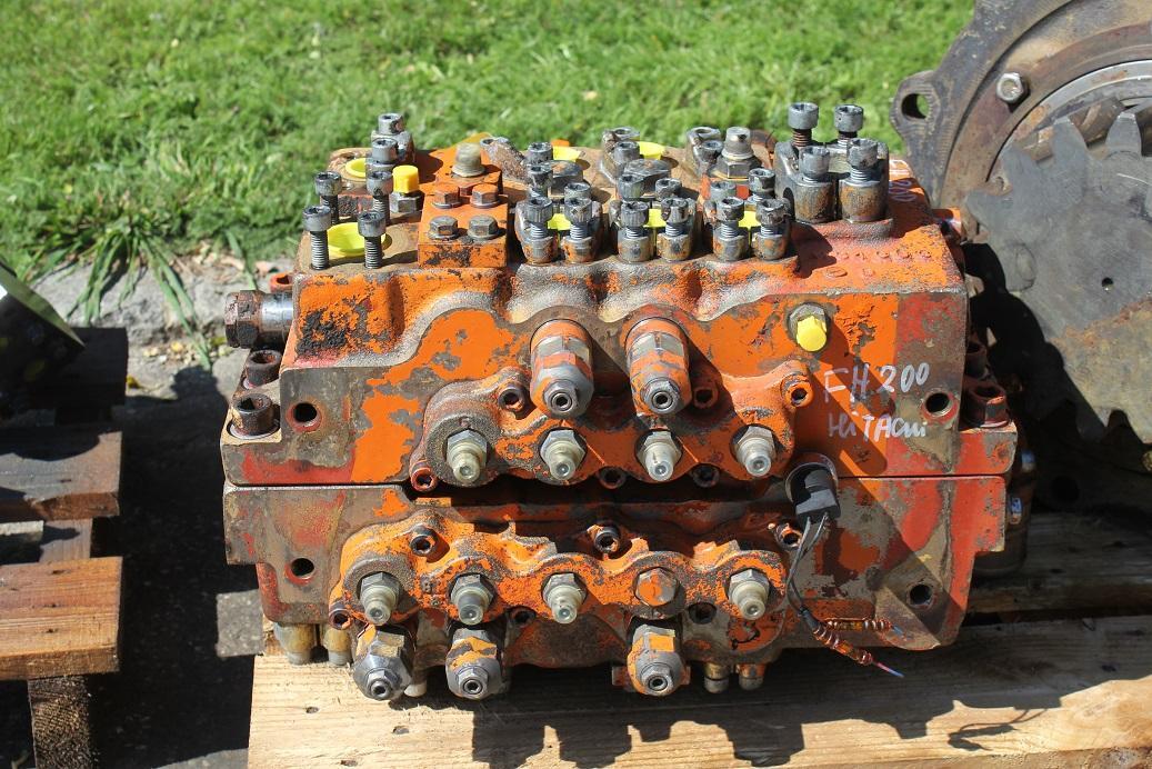 Hitachi FH 200-3 - Hydraulic valve for Construction machinery: picture 3 Hitachi FH 200-3 - Hydraulic valve for Construction machinery: picture 3