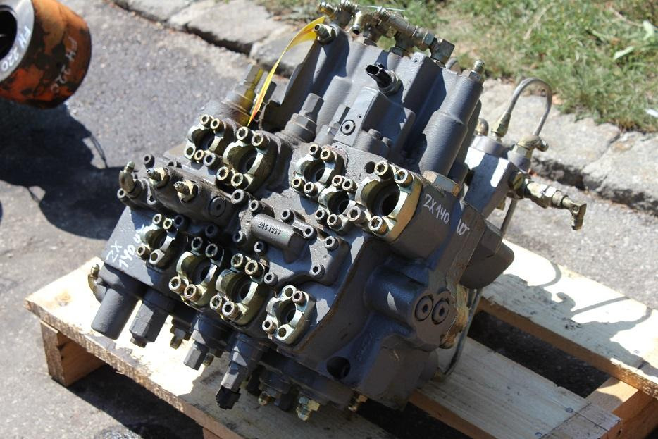 Hitachi ZX 140W - Hydraulic valve for Construction machinery: picture 1 Hitachi ZX 140W - Hydraulic valve for Construction machinery: picture 1