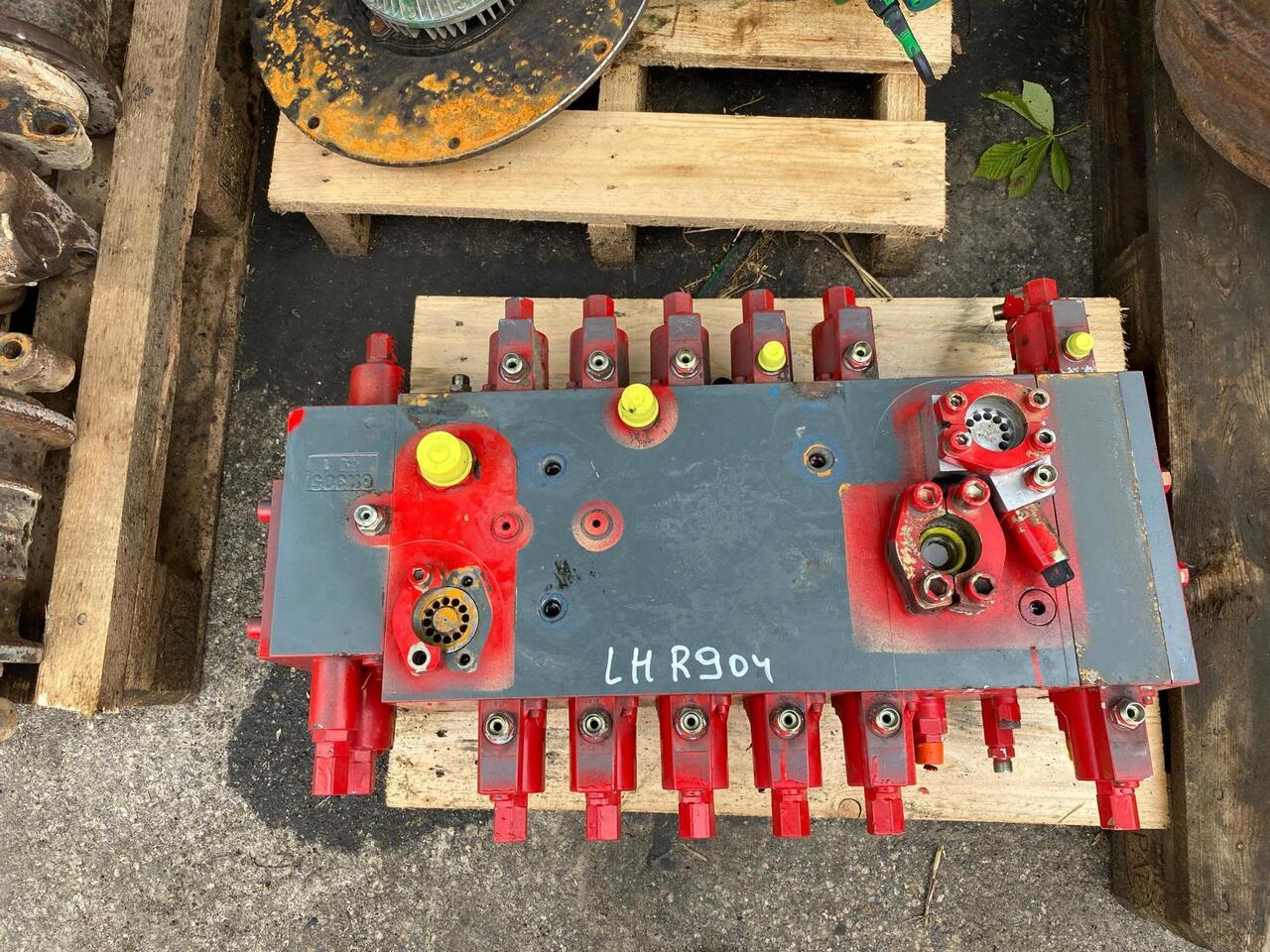 Liebherr R 904 - Hydraulic valve for Construction machinery: picture 1 Liebherr R 904 - Hydraulic valve for Construction machinery: picture 1