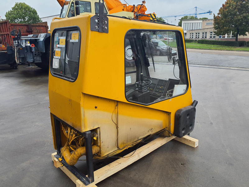 Grove GMK 3050 operators cab - Cab and interior for Crane: picture 3 Grove GMK 3050 operators cab - Cab and interior for Crane: picture 3