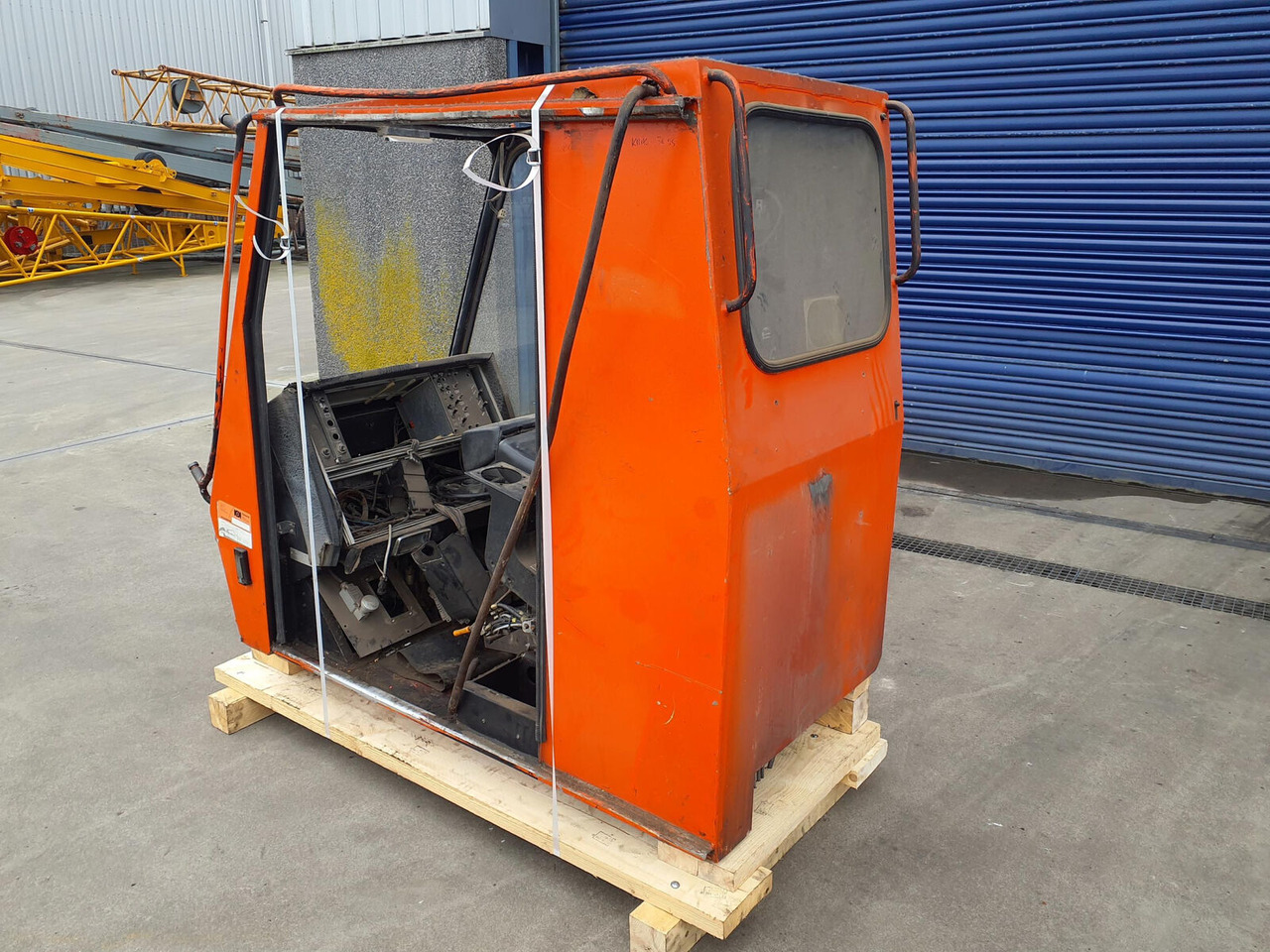 Krupp KMK 3045 upper cabin - Cab for Mobile crane: picture 2 Krupp KMK 3045 upper cabin - Cab for Mobile crane: picture 2