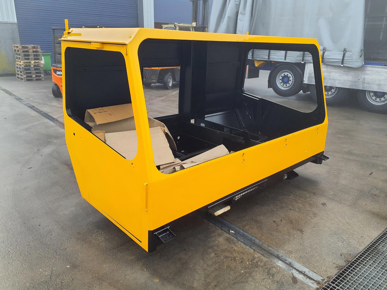 Liebherr LTM 1090 drivers cabin - Cab for Mobile crane: picture 2 Liebherr LTM 1090 drivers cabin - Cab for Mobile crane: picture 2