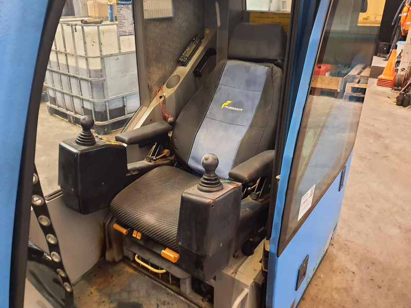 Liebherr LTM 1400-7.1 upper cabin - Cab and interior for Crane: picture 5 Liebherr LTM 1400-7.1 upper cabin - Cab and interior for Crane: picture 5