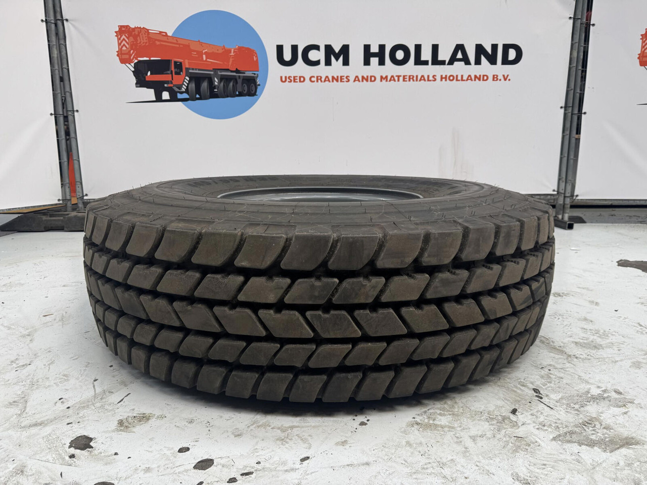 Liebherr Wheel 445/95 R25 10 12 1p - Wheel and tire package for Crane: picture 3 Liebherr Wheel 445/95 R25 10 12 1p - Wheel and tire package for Crane: picture 3