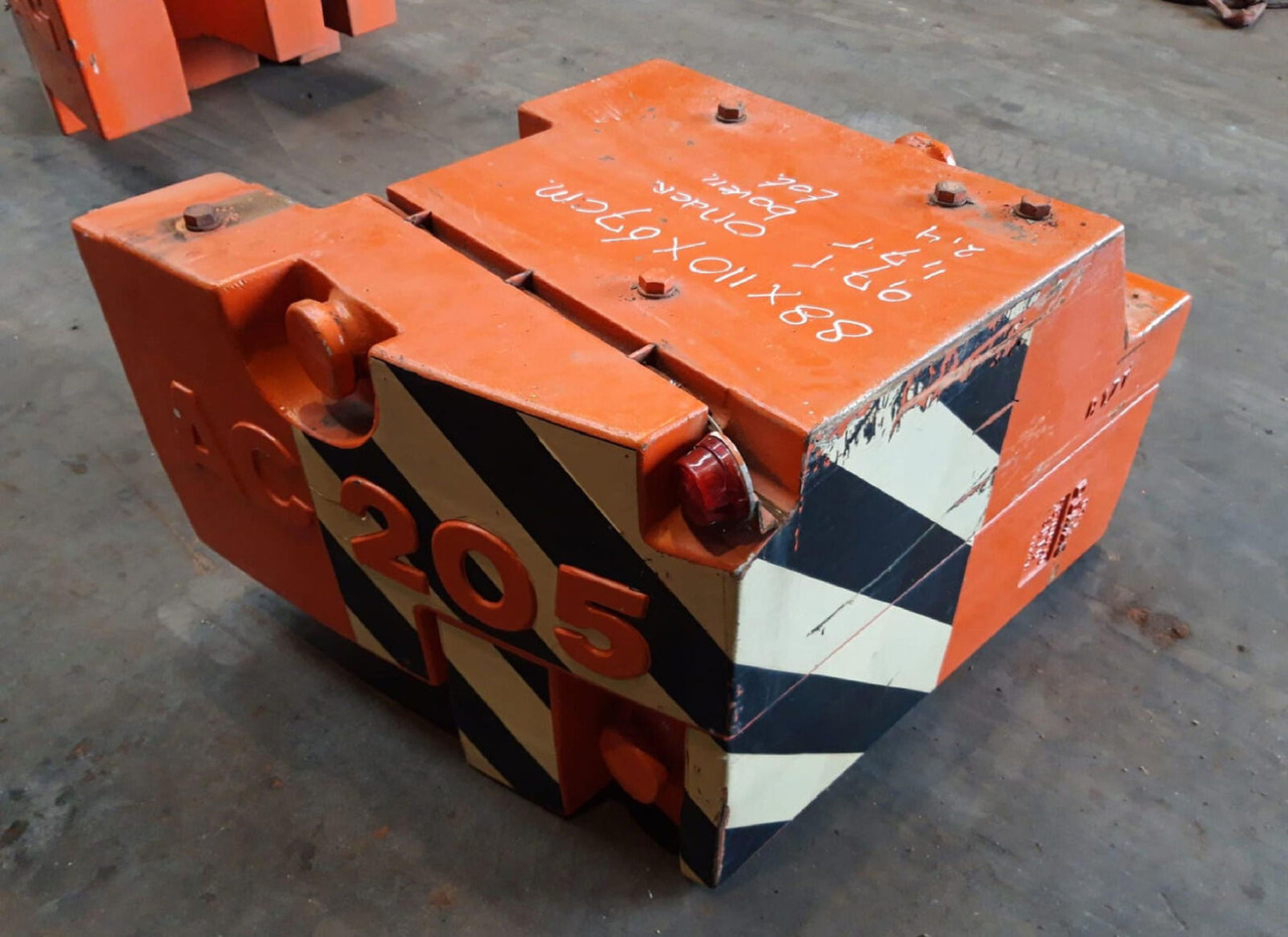 Terex AC 205 counterweight 2,4 ton right side (0.7/1.7 t) - Counterweight for Mobile crane: picture 1 Terex AC 205 counterweight 2,4 ton right side (0.7/1.7 t) - Counterweight for Mobile crane: picture 1