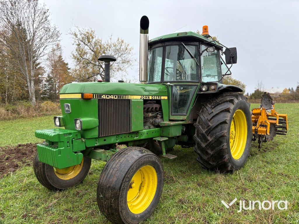 Traktor - John Deere 4040 - Farm tractor: picture 1 Traktor - John Deere 4040 - Farm tractor: picture 1