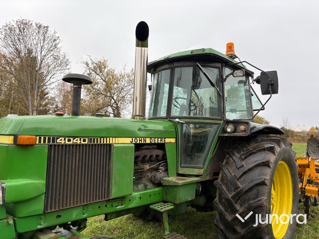 Traktor - John Deere 4040 - Farm tractor: picture 2 Traktor - John Deere 4040 - Farm tractor: picture 2