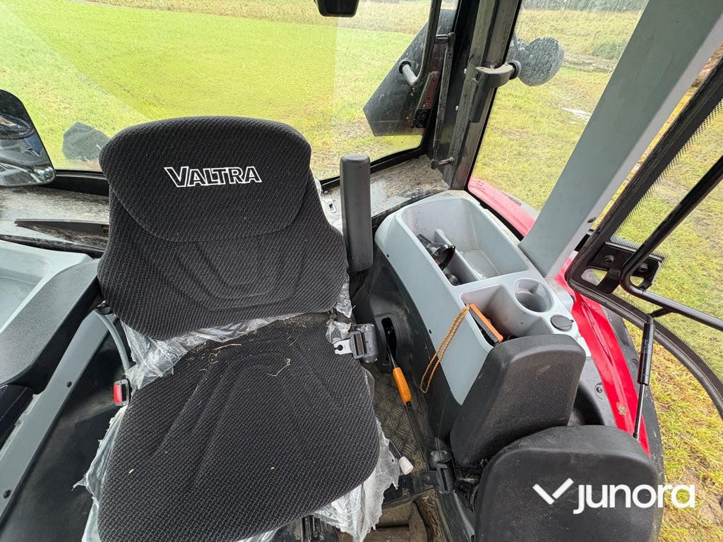 Farm tractor Traktor - Valtra A115: picture 23