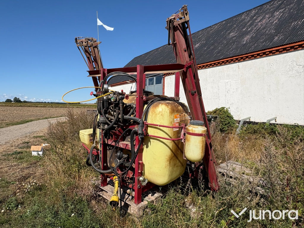 Växtspruta - Hardi, 1000L, 12M - Tractor mounted sprayer: picture 1 Växtspruta - Hardi, 1000L, 12M - Tractor mounted sprayer: picture 1