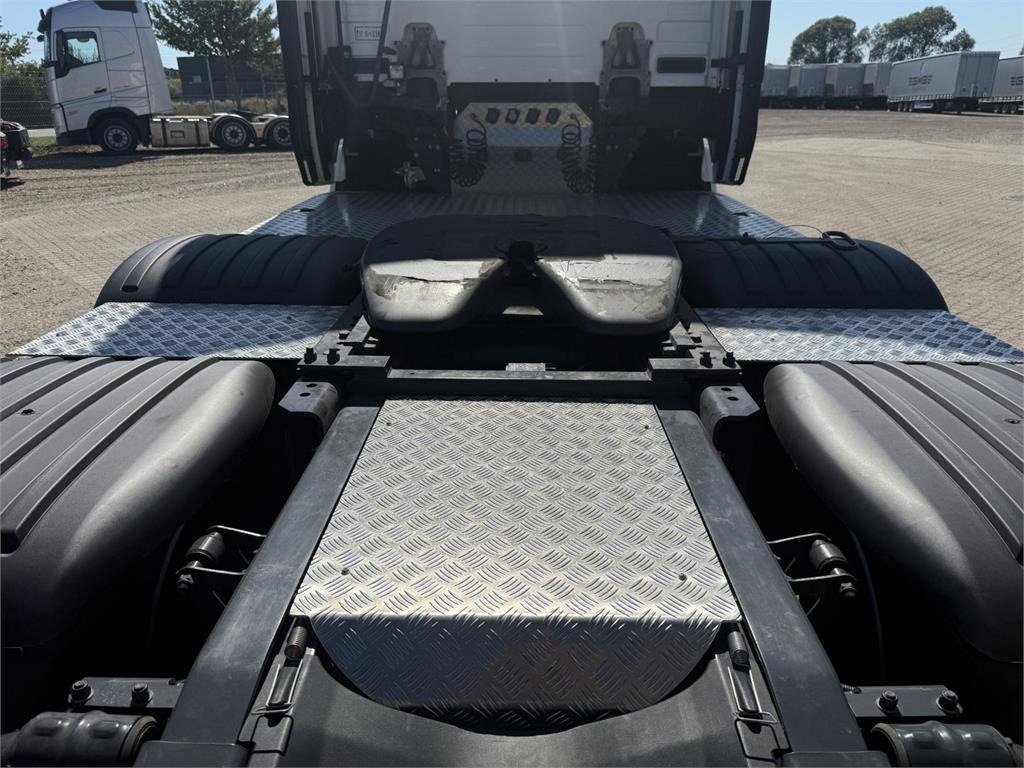 Scania S560 A 6x2 NB 2950 - Tractor unit: picture 4 Scania S560 A 6x2 NB 2950 - Tractor unit: picture 4