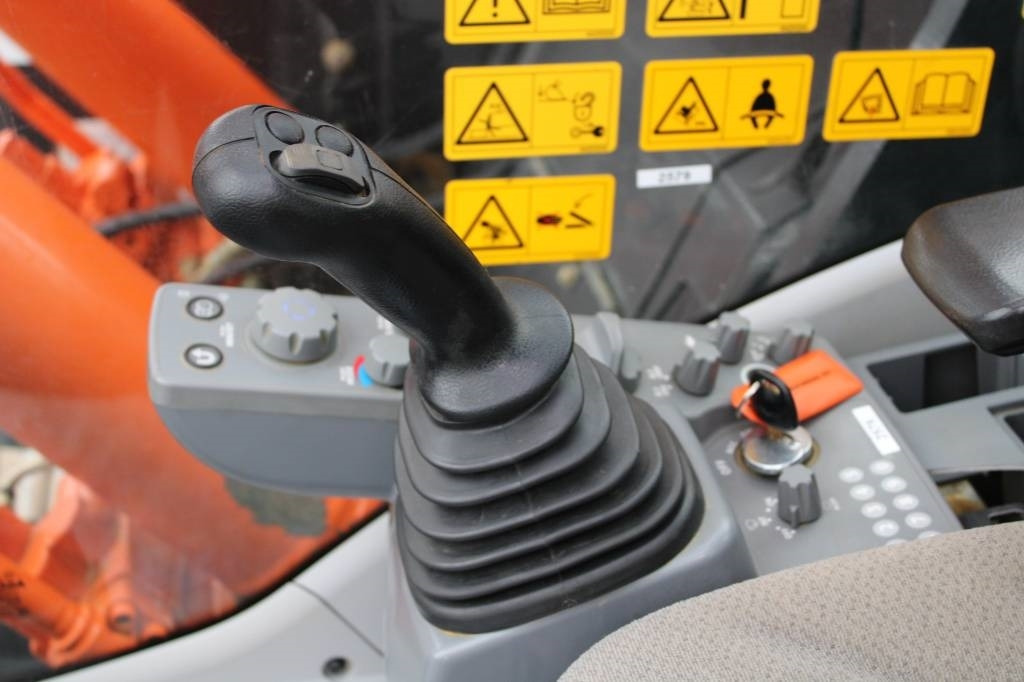 Leasing of Hitachi ZX225USLC-6 PYÖRITTÄJÄLLÄ  Hitachi ZX225USLC-6 PYÖRITTÄJÄLLÄ: picture 16