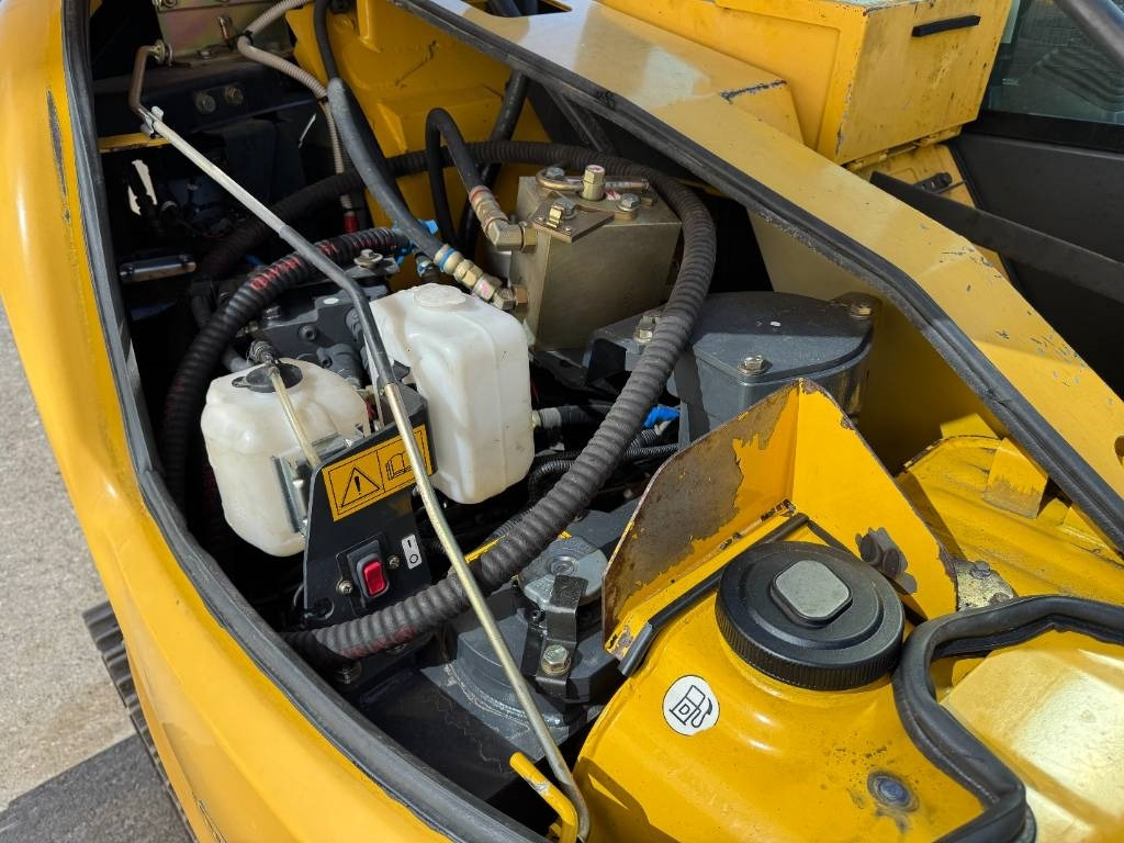 Mini excavator Komatsu PC88MR-8 PYÖRITTÄJÄLLÄ: picture 8