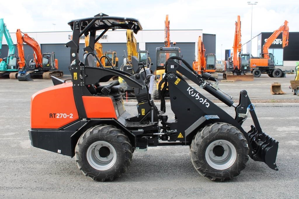 Kubota RT270-2 KATOKSELLA! UUSI - Compact loader: picture 3 Kubota RT270-2 KATOKSELLA! UUSI - Compact loader: picture 3