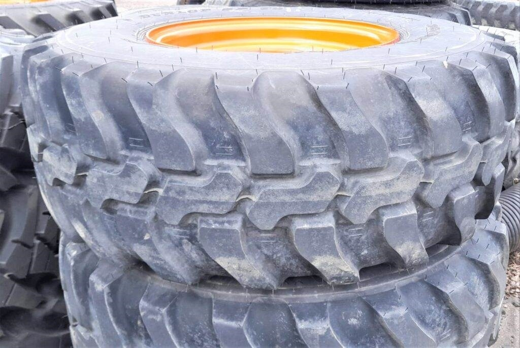 RENGASSARJA 365/70R18 VANTEINEEN - Wheel and tire package for Construction machinery: picture 1 RENGASSARJA 365/70R18 VANTEINEEN - Wheel and tire package for Construction machinery: picture 1