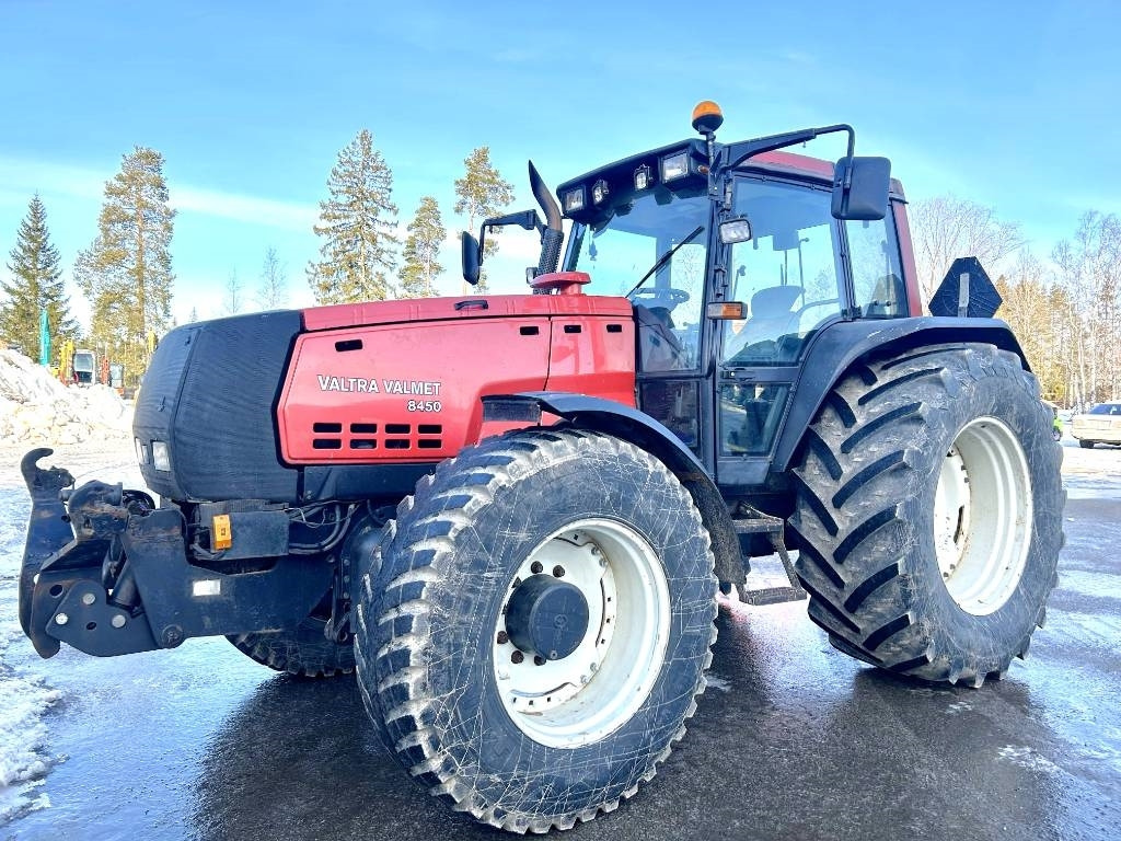 Valtra 8450 ETUNOSTOLAITTEELLA - Farm tractor: picture 1 Valtra 8450 ETUNOSTOLAITTEELLA - Farm tractor: picture 1