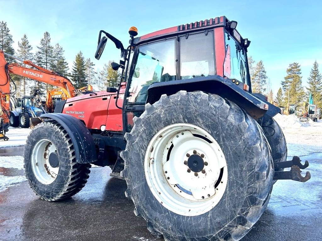 Valtra 8450 ETUNOSTOLAITTEELLA - Farm tractor: picture 3 Valtra 8450 ETUNOSTOLAITTEELLA - Farm tractor: picture 3