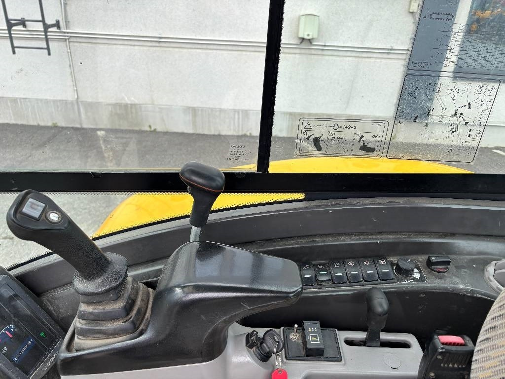 Mini excavator Volvo EC27C PYÖRITTÄJÄLLÄ: picture 13