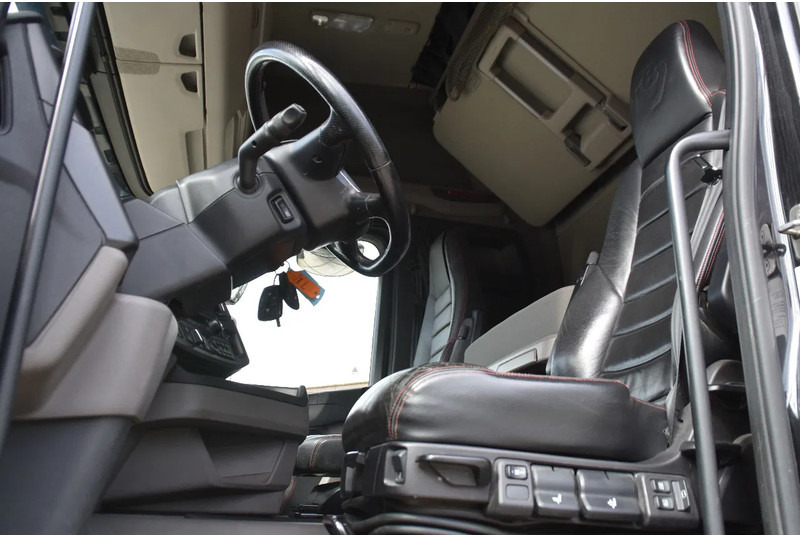 Scania R520 V8 NGS 6x2/4 - 701 TKM - NAVI - LEATHER SEATS - ALCOA'S - LED LIGHTS - TOP CONDITION - - Tractor unit: picture 4 Scania R520 V8 NGS 6x2/4 - 701 TKM - NAVI - LEATHER SEATS - ALCOA'S - LED LIGHTS - TOP CONDITION - - Tractor unit: picture 4