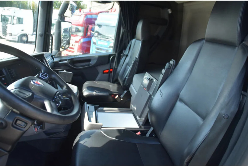 Scania S410 4x2EB MEGA 95 cm or 103 cm driving height - RETARDER - 824 TKM - FULL AIR - PARK. AIRCO - LEATHER SEATS - 2 x FUEL TANKS - - Tractor unit: picture 5 Scania S410 4x2EB MEGA 95 cm or 103 cm driving height - RETARDER - 824 TKM - FULL AIR - PARK. AIRCO - LEATHER SEATS - 2 x FUEL TANKS - - Tractor unit: picture 5