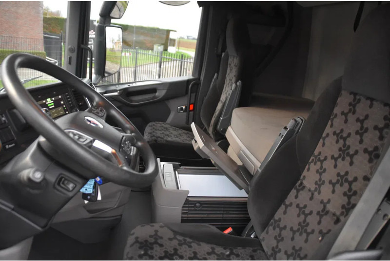 Scania S450 NGS 4x2NB - FULL AIR - 674 TKM - RETARDER - PARK. AIRCO - NAVI - 2 x FUEL TANKS - LED - - Tractor unit: picture 5 Scania S450 NGS 4x2NB - FULL AIR - 674 TKM - RETARDER - PARK. AIRCO - NAVI - 2 x FUEL TANKS - LED - - Tractor unit: picture 5