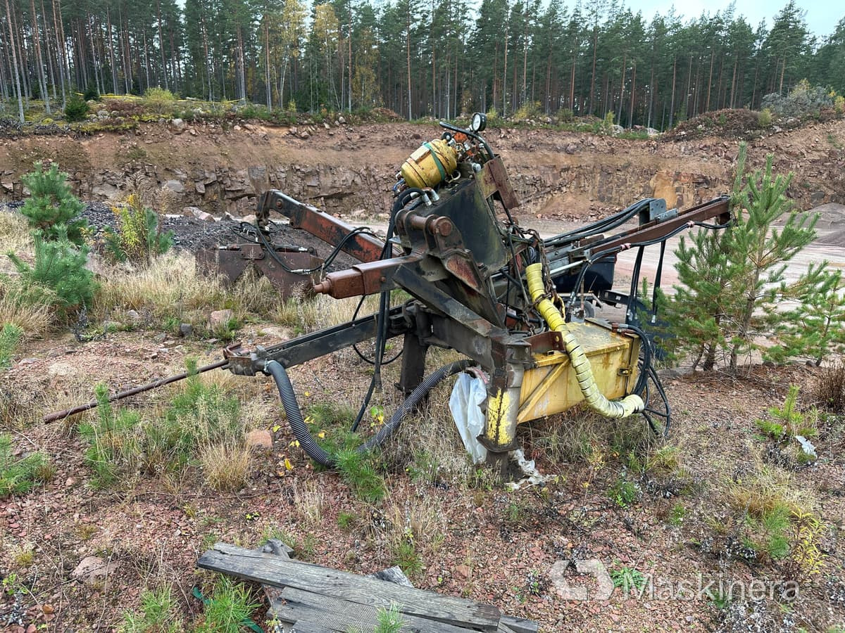 Pallmatare för grävmaskin B20 - Attachment for Construction machinery: picture 1 Pallmatare för grävmaskin B20 - Attachment for Construction machinery: picture 1