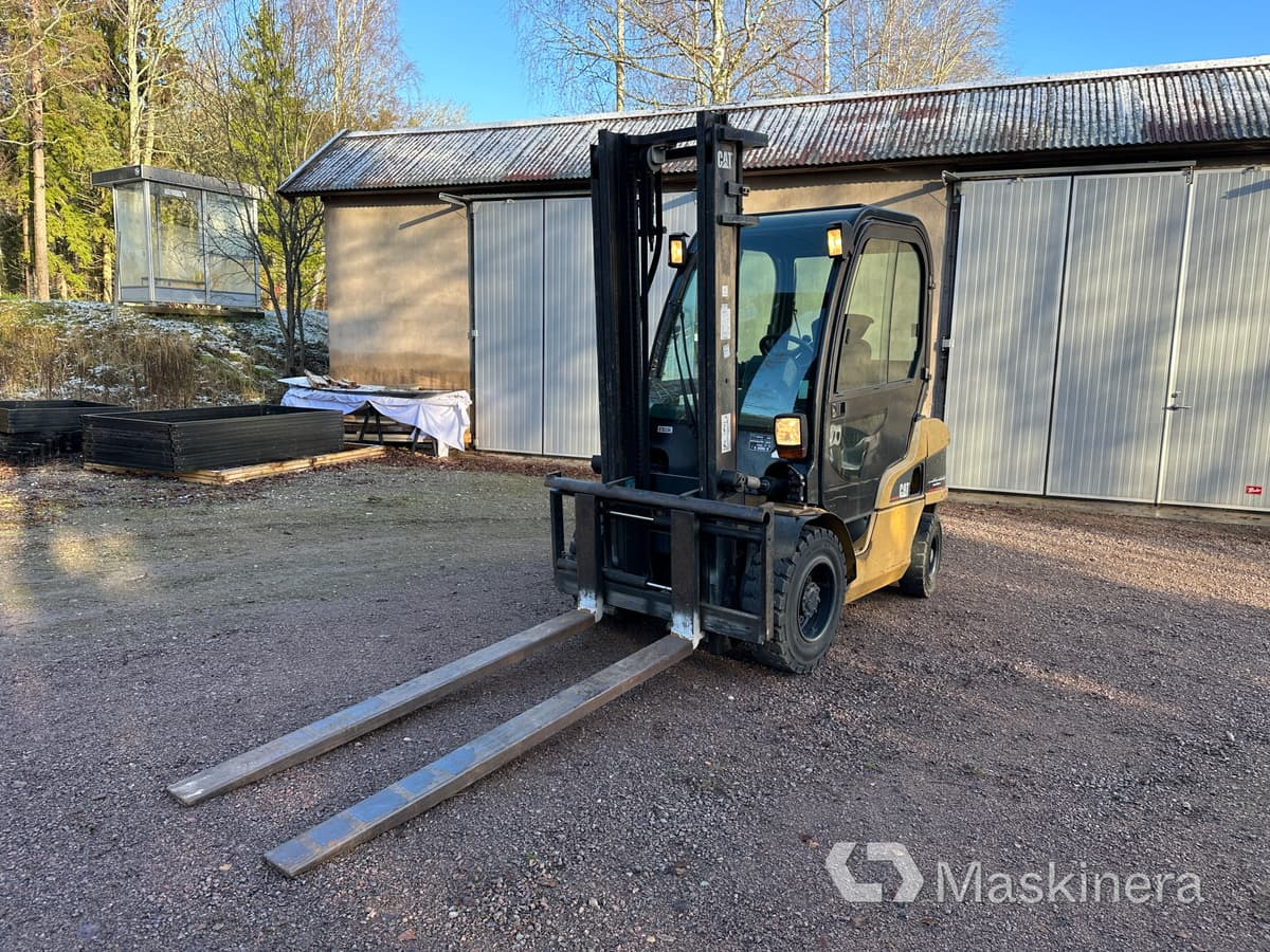 Gaffeltruck Caterpillar DP30N - Diesel forklift: picture 1 Gaffeltruck Caterpillar DP30N - Diesel forklift: picture 1