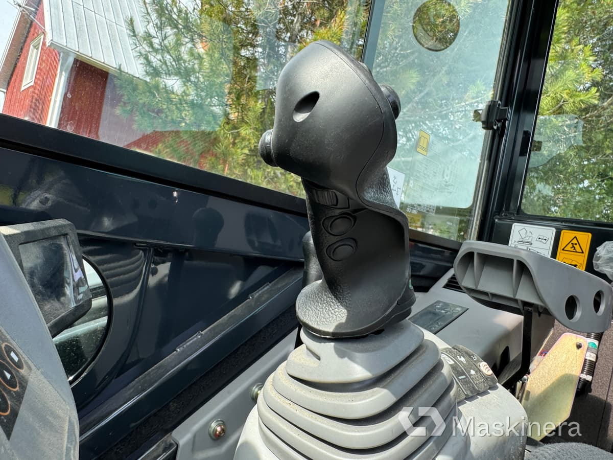 Crawler excavator Grävmaskin Airman AX33u-7 med tillbehör: picture 21