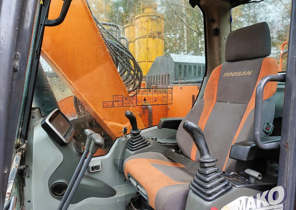 Crawler excavator Doosan DX140LCR-5: picture 13