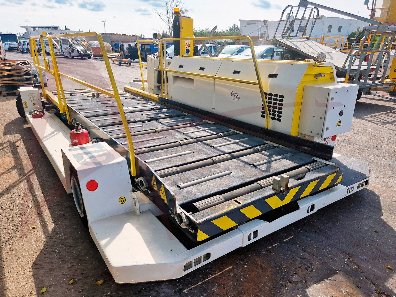 - Aircraft cargo loader: picture 3 - Aircraft cargo loader: picture 3