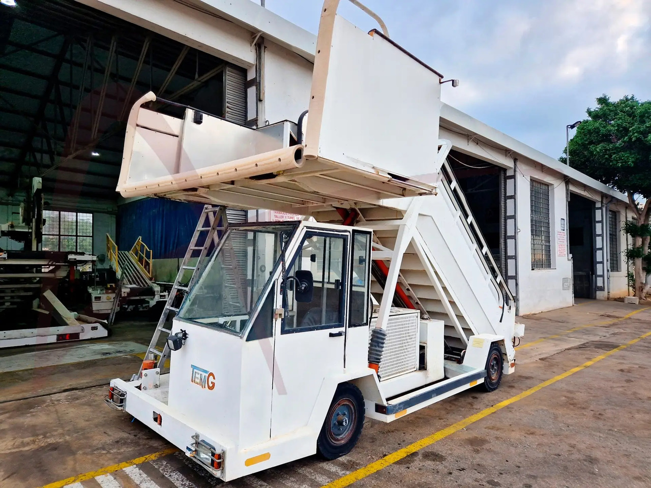 TEMG TG-2244 - Passenger stairs: picture 1 TEMG TG-2244 - Passenger stairs: picture 1