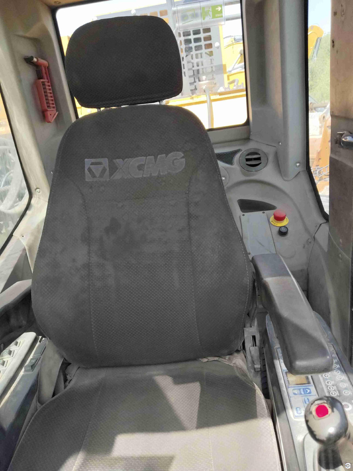 XCMG 2017 XE700D used 70 ton hydraulic crawler excavator price - Excavator: picture 5 XCMG 2017 XE700D used 70 ton hydraulic crawler excavator price - Excavator: picture 5