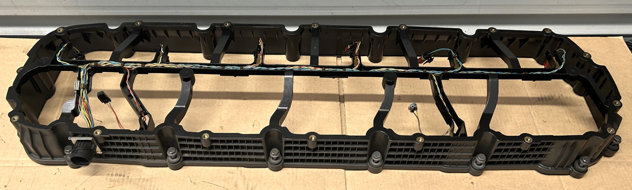 DAF ENGINE VALVE COVER + SPACER FRAME XF 106 - Cylinder head: picture 5 DAF ENGINE VALVE COVER + SPACER FRAME XF 106 - Cylinder head: picture 5