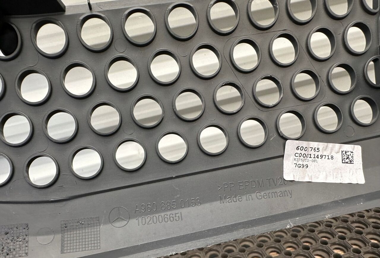 KRATKA ATRAPA A9608850153 Mercedes-Benz ACTROS MP4 A9608850153 truck - Grill for Truck: picture 2 KRATKA ATRAPA A9608850153 Mercedes-Benz ACTROS MP4 A9608850153 truck - Grill for Truck: picture 2