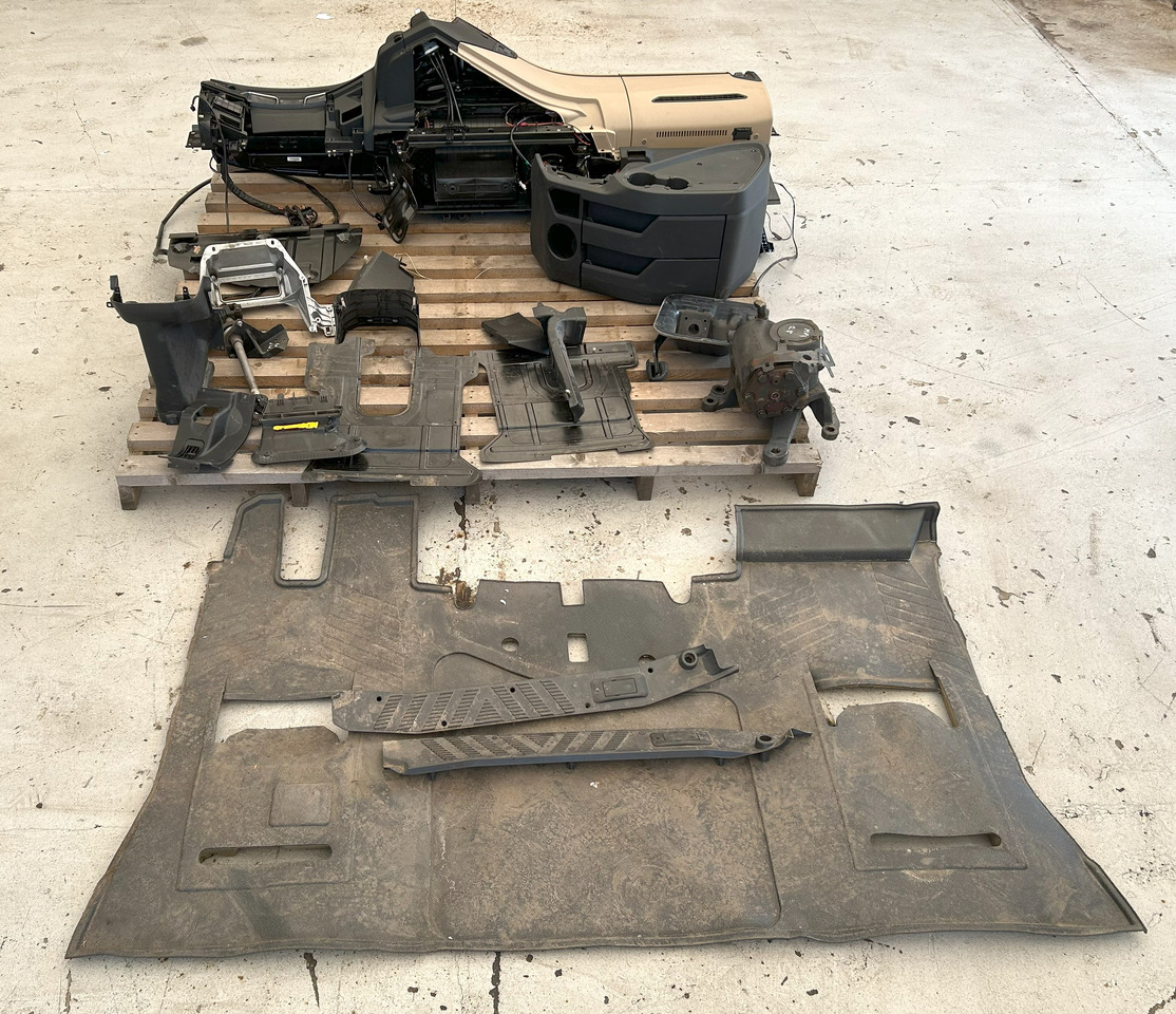 MERCEDES-BENZ COMPLETE INTERIOR CONSOLE - DASHBOARD FOR A BRITISH MERCEDES ACTROS MP4 - Cab: picture 3 MERCEDES-BENZ COMPLETE INTERIOR CONSOLE - DASHBOARD FOR A BRITISH MERCEDES ACTROS MP4 - Cab: picture 3