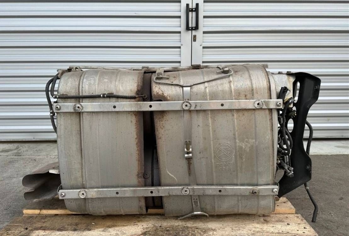 Mercedes-Benz ACTROS MP4 A0084902212   truck - Catalytic converter for Truck: picture 1 Mercedes-Benz ACTROS MP4 A0084902212   truck - Catalytic converter for Truck: picture 1