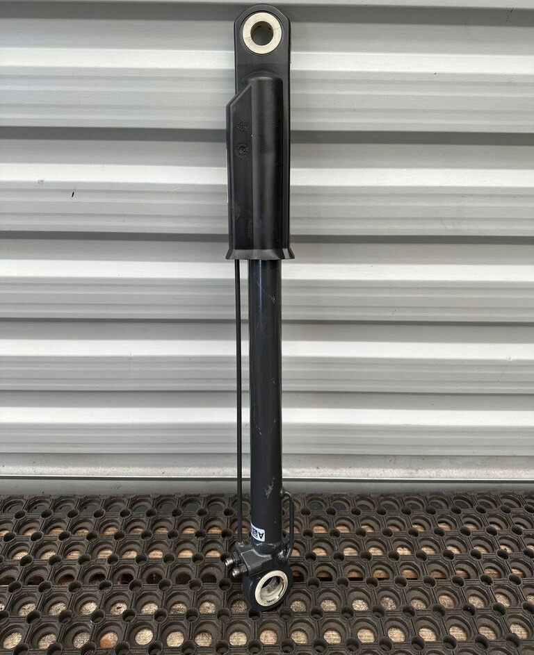 Mercedes-Benz ATEGO MB9675530005   truck - Hydraulic cylinder for Truck: picture 1 Mercedes-Benz ATEGO MB9675530005   truck - Hydraulic cylinder for Truck: picture 1