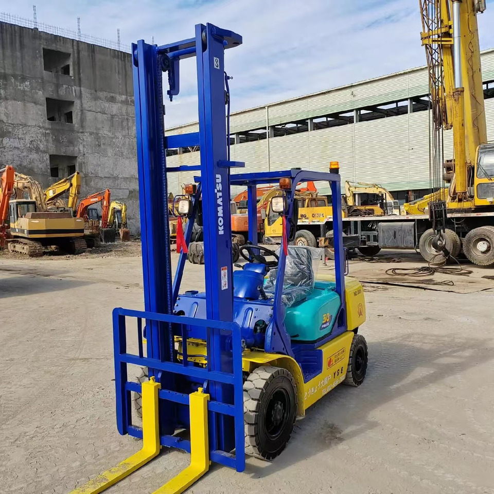 Komatsu 3 ton Diesel Forklift FD30 with Double High Mast - Diesel forklift: picture 3 Komatsu 3 ton Diesel Forklift FD30 with Double High Mast - Diesel forklift: picture 3