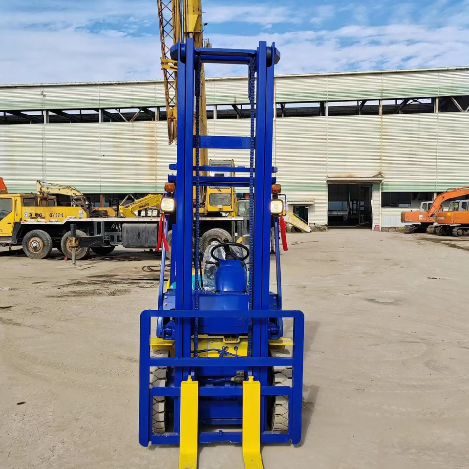 Komatsu 3 ton Diesel Forklift FD30 with Double High Mast - Diesel forklift: picture 4 Komatsu 3 ton Diesel Forklift FD30 with Double High Mast - Diesel forklift: picture 4