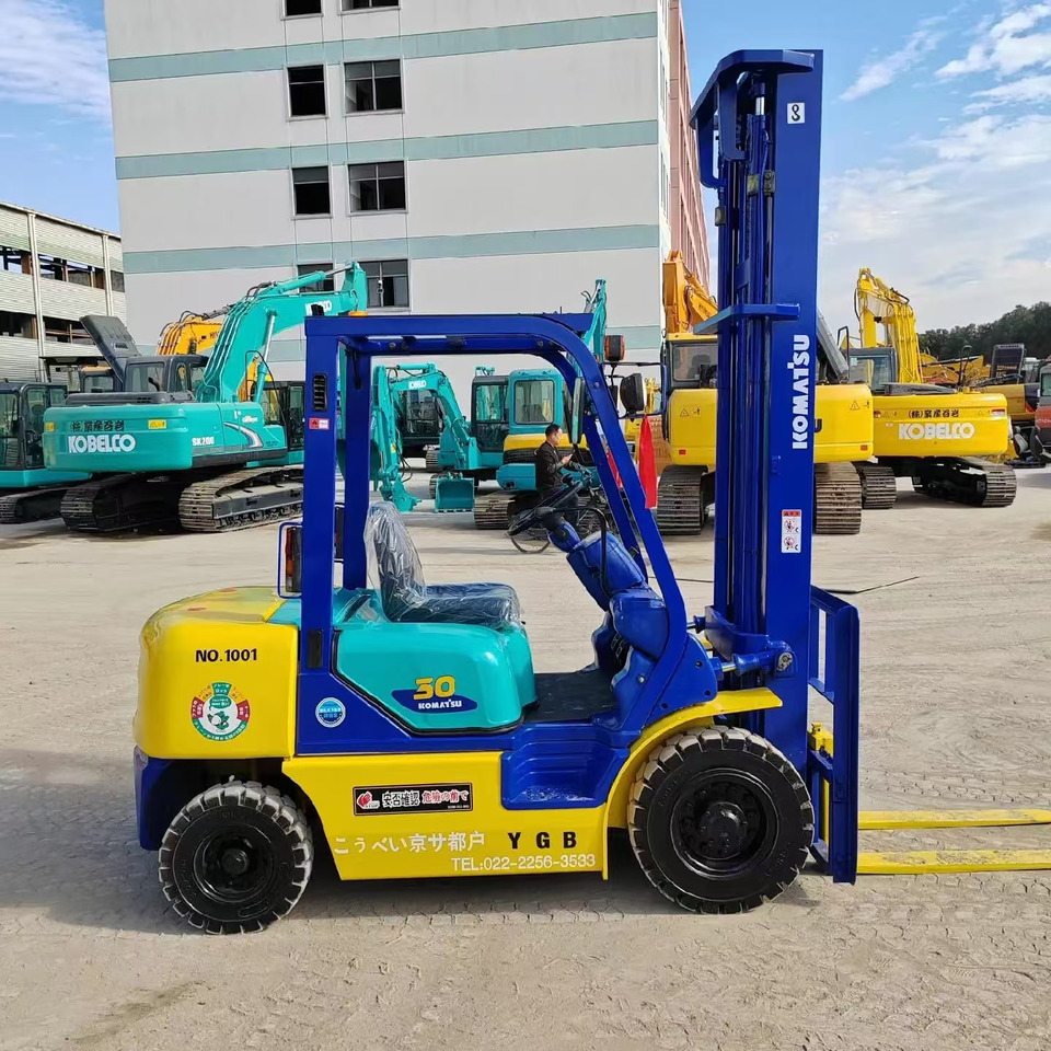 Komatsu 3 ton Diesel Forklift FD30 with Double High Mast - Diesel forklift: picture 5 Komatsu 3 ton Diesel Forklift FD30 with Double High Mast - Diesel forklift: picture 5