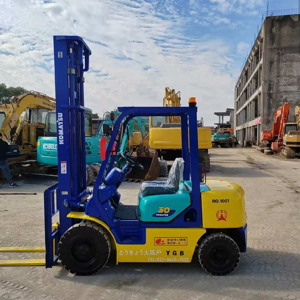 Komatsu 3 ton Diesel Forklift FD30 with Double High Mast - Diesel forklift: picture 2 Komatsu 3 ton Diesel Forklift FD30 with Double High Mast - Diesel forklift: picture 2