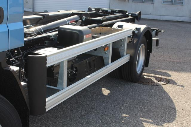 FUSO 9C18E - Hook lift truck: picture 3 FUSO 9C18E - Hook lift truck: picture 3