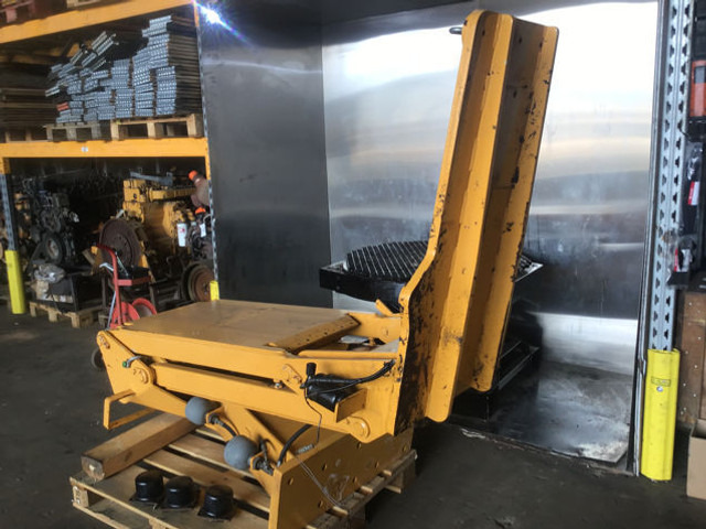 Liebherr A902 INDUSTRIAL / A902 Li / A904 INDUSTRIAL / A904 Li / A912 Li / A914 Li / A914B Li / A922 Li / A924 li - Cab and interior: picture 1 Liebherr A902 INDUSTRIAL / A902 Li / A904 INDUSTRIAL / A904 Li / A912 Li / A914 Li / A914B Li / A922 Li / A924 li - Cab and interior: picture 1