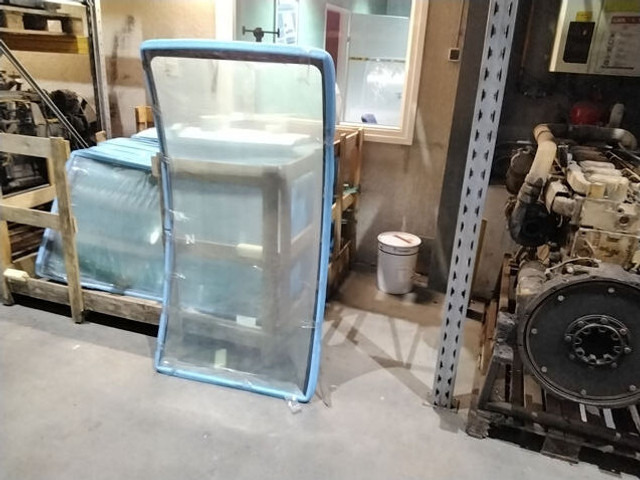 Liebherr Front window (top to bottom) - Window and parts: picture 2 Liebherr Front window (top to bottom) - Window and parts: picture 2